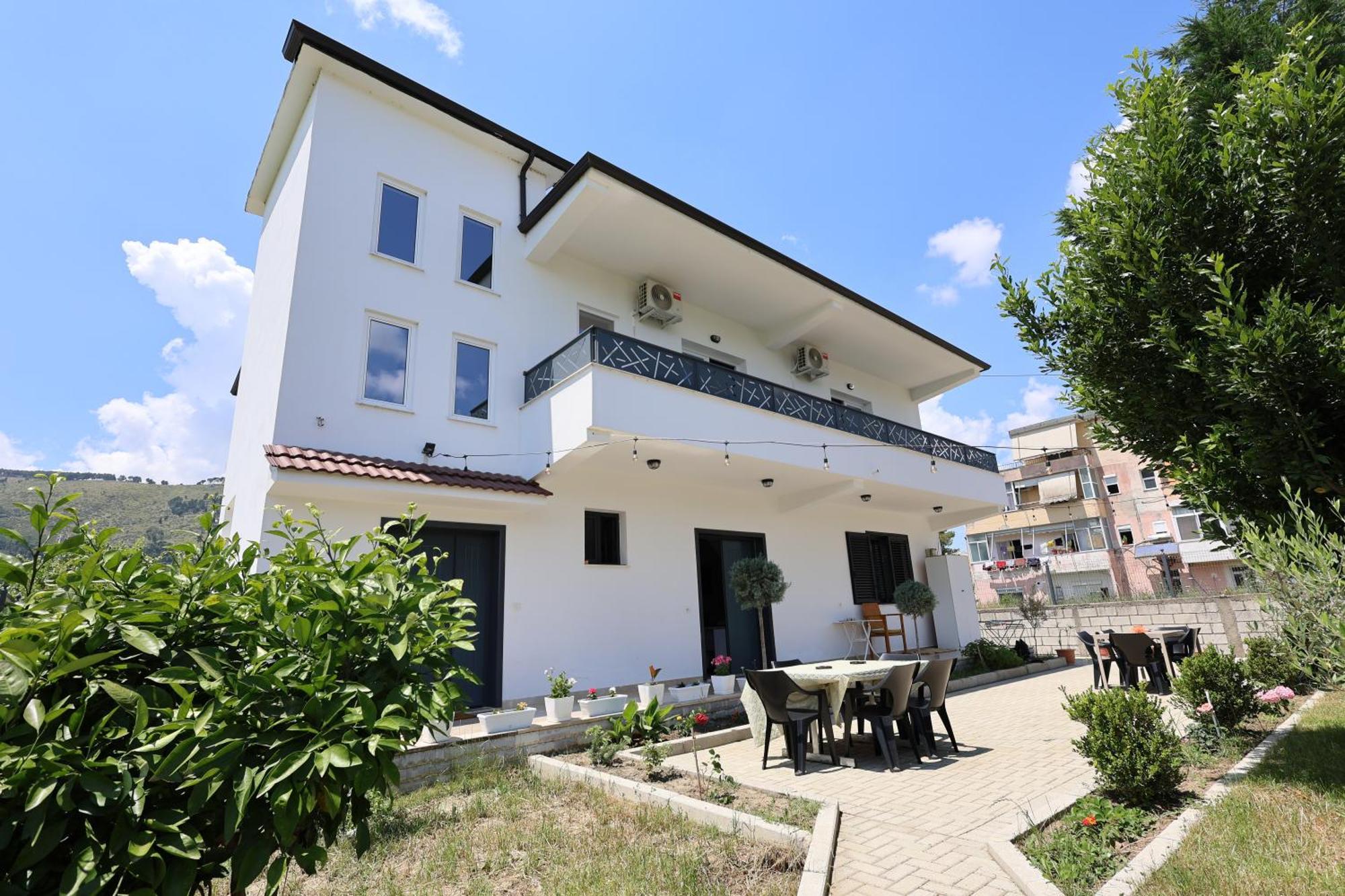 Baza Hostel - Swimming Pool Berat Esterno foto